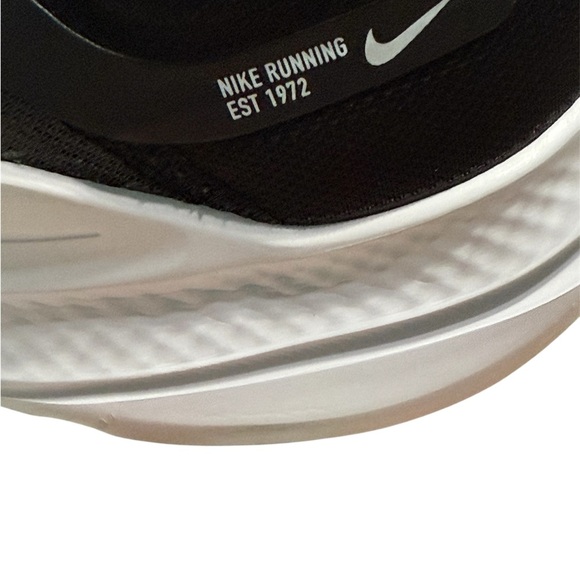 Nike Quest 05 Black and White Running women’s Shoes - Picture 4 of 7